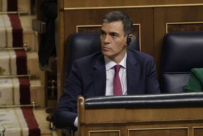Pedro Sánchez, candidato a la investidura por el PSOE, sigue la réplica de Míriam Nogueras, portavoz de Junts en el Congreso.