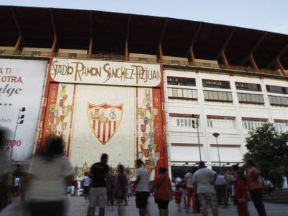 Aficionados a las puertas del estadio del Sevilla FC.