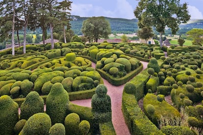 En la región de la Dordoña, en el centro de Francia, saben vivir bien. Entre bosques frondosos, campos verdes y jardines fabulosos (en la foto, los de Marqueyssac), se disfruta de una gastronomía fantástica, presente en mercados de fin de semana rebosantes de 'foie', trufas, nueces y vinos exquisitos.