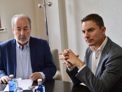 El candidato socialista a la presidencia de la Comunidad de Madrid, Juan Lobato, (derecha) reunido con el presidente de la Asociación Madrileña de Empresarios de Restauración, Antonio Galán, el 12 de mayo de 2023.