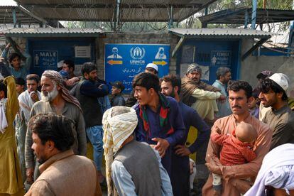 Migrantes afganos esperan cerca del Centro de Repatriación Voluntaria Azakhel, del Alto Comisionado de la ONU para los Refugiados (ACNUR), en Nowshera, este lunes. 