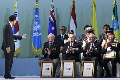 El presidente surcoreano, Lee Myung-Bak, saluda a un grupo de veteranos durante la conmemoración del 60º aniversario de la guerra de Corea.