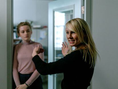 2018 年，女演员朱莉娅·加纳 (Julia Garner) 和导演基蒂·格林 (Kitty Green) 在《助理》片场。