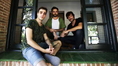 Desde la izquierda, Nacho Sánchez, Pablo Messiez y Daniel Grado, de 'La piedra oscura', en la Residencia de Estudiantes.