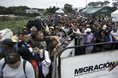 Miles de venezolanos en la frontera con Colombia.