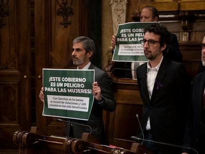 Los concejales de Vox en el Ayuntamiento de Barcelona Gonzalo de Oro-Pulido (abajo) y Liberto Senderos durante el pleno del pasado mes de noviembre, durante un minuto de silencio por las víctimas de la violencia de género.