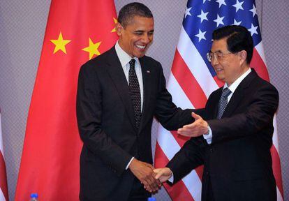 El presidente Barack Obama saluda a su homólogo chino, Hu Jintao, durante una reunión bilateral en el marco de la cumbre de seguridad que comienza hoy en Seúl.