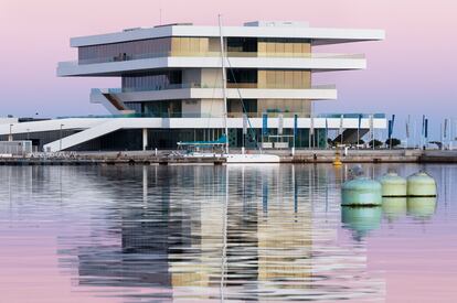 Veles i Vents, Valencia (2006). Este edificio-mirador compuesto de grandes losas superpuestas es el más audaz que Chipperfield ha levantado en España.. Rotundo y flexible no ha tenido el mantenimiento que una obra de austeridad moderna precisa.