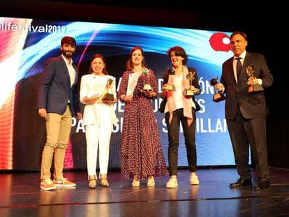 El equipo de Santillana y Goodnews recogen los premios en el Teatro Infanta Isabel de Madrid