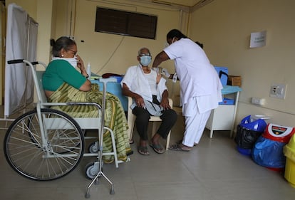 Una enfermera inyecta una vacuna contra la covid a un anciano en el Raman Hospital de Bangalore (India).