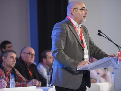 José Antonio Pastor se dirige a los delegados del Congreso del PSE de Bizkaia.