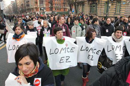 Momento de la manifestaci&oacute;n que ha recorrido Bilbao contra la reforma educativa.