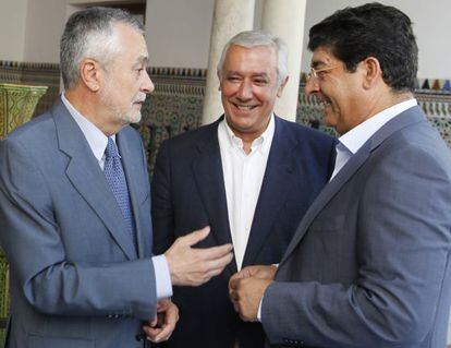 José Antonio Griñán, Javier Arenas y Diego Valderas, durante un homenaje a Blas Infante en el Parlamento andaluz el pasado mes.