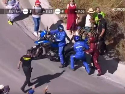 Momento del atropello de una moto de la organizaci&oacute;n a un espectador.