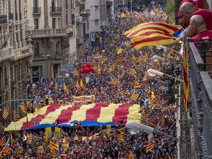 La marcha por la Diada avanza por la calle barcelonesa de Via Laietana, este sábado.