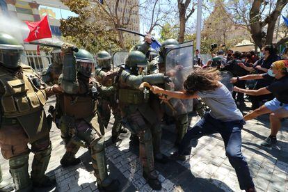 Manifestantes chocan con la policía durante una protesta frente al Congreso tras la muerte de miembros de comunidades mapcuhes en el sur del país, el 4 de noviembre pasado.