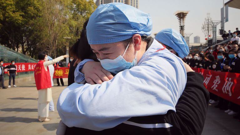 Trabajadores sanitarios se despiden en una ceremonia de adiós al personal médico que acudió a reforzar los hospitales de Wuhan