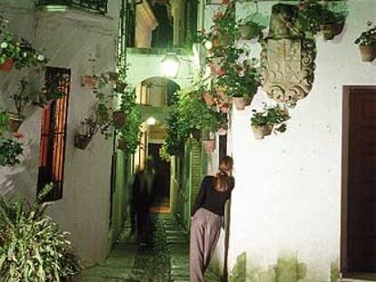 La callejuela de las Flores, en el centro histórico de Córdoba, con el campanario de la mezquita al fondo.