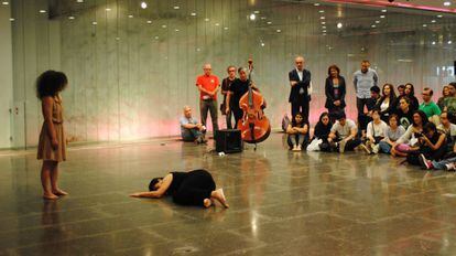 Un momento de la performance &#039;Curiosos&#039;, durante la presentaci&oacute;n del festival.