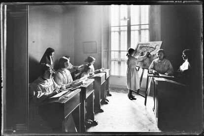 Clases de geografía para niñas ciegas del Instituto Educativo de Sordomudas y Ciegas (Barcelona, 1926).