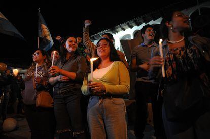 Seguidores de Bernardo Arévalo y el Movimiento Semilla se manifiestan afuera de la Corte Constitucional, el 1 de julio.