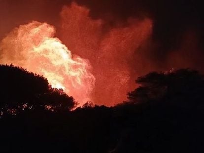 Incendio declarado en el paraje sierra de San Bartolomé, en el municipio gaditano de Tarifa.