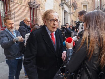 El candidato a presidente del Gobierno en la moción de censura registrada en el Congreso, Ramón Tamames, atiende a la prensa