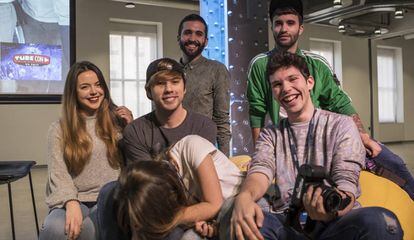 Un grupo de Youtubers que participan en TubeCon Madrid.