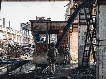 Dos soldados del Ejército ucranio caminan por una antigua fábrica destruida por la guerra en la línea del frente en Avdiivka, en la región ucrania de Donetsk, el pasado sábado.