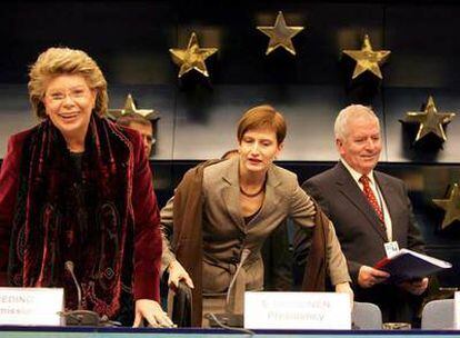 La ministra finlandesa Susanna Houvinen (centro) y los comisarios Viviane Reding y Charlie McCreevy.
