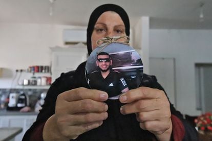 Zahya Nasra sostiene la foto de su hijo asesinado el pasado marzo, Layt Nasra, de 19 años, el lunes 13 en Qalansawe (Israel).