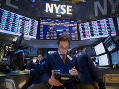 Traders en el parqu&eacute; del NYSE. 