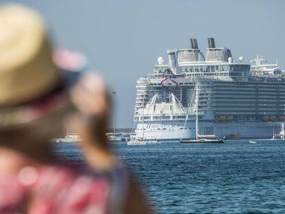 El crucero 'Harmony of the Seas', el más grande del mundo, atracó esta mañana en el puerto de Palma de Mallorca