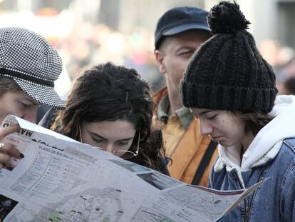 Un grupo de turistas consultan un mapa de Madrid.