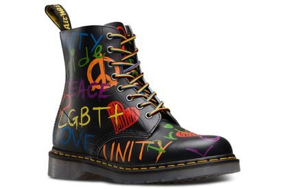 Las incombustibles Dr. Martens se transforman cada año durante el mes del Orgullo. En 2017, la firma colabora con The Trevor Project (organización sin ánimo de lucro estadounidense que ayuda en la prevención de crisis y suicidios de jóvenes homosexuales) lanzando un modelo plagado de grafitis en favor del amor, la paz y el colectivo LGTBQ y otro pintado con el mítico estampado de arcoíris.