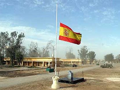 La bandera española ondea a media asta, por las víctimas de los atentados del 11-M en Madrid, en la base española de Diwaniya (Irak).