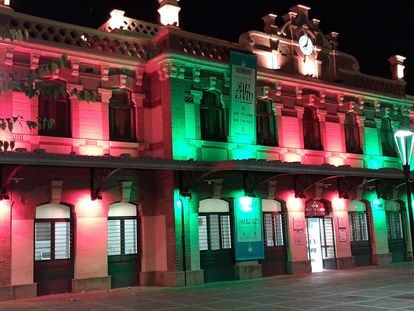 El edificio municipal de Aguas de Murcia iluminado.