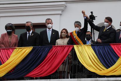 El presidente de Brasil, Jair Bolsonaro, levanta la mano del nuevo presidente de Ecuador, Guillermo Lasso, junto a la primera dama, María de Lourdes Alcívar Crespo, y el Rey de España.