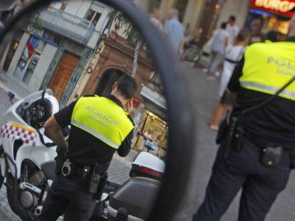 Dos agentes de la Policía Local en Sevilla.