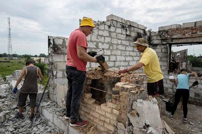 Voluntarios tratan de reconstruir una casa destruida en Novoselivka, cerca de Chernihiv, en Ucrania, antes de la llegada del invierno.