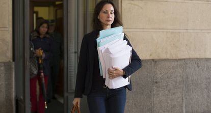 La juez Mercedes Alaya, sale de los juzgados en Sevilla.