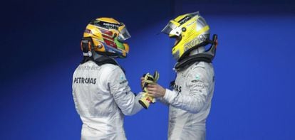 Hamilton y Rosberg, de Mercedes, se saludan. El equipo impidió al segundo que atacara al primero.