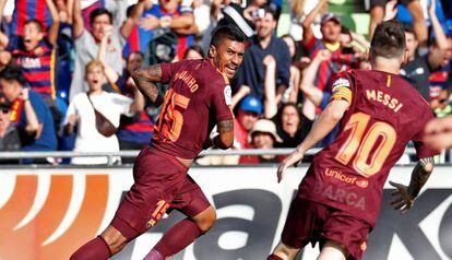 Paulinho i Messi celebren el gol de la victòria del Barça davant el Getafe.