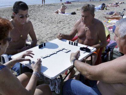 un grupo de jubilados disfrutan de la playa de la Barceloneta. 