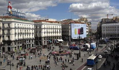 La Puerta del Sol, ayer, con el cartel de T&iacute;o Pepe, a la izquierda, en su nueva ubicaci&oacute;n.