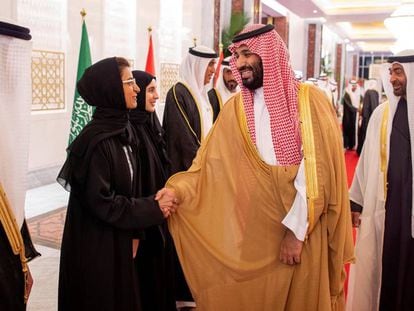 El príncipe heredero saudí, Mohamed Bin Salmán (centro), este viernes durante su visita oficial a Emiratos Árabes.
