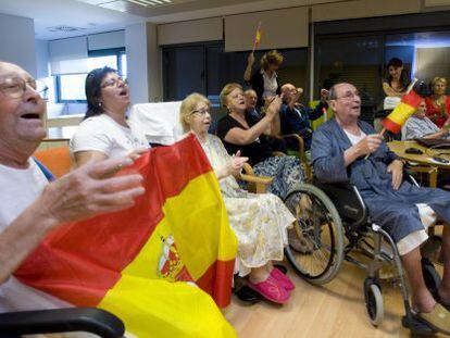 Un grupo de pacientes sigue un partido en el Hospital Centro de Cuidados Laguna.