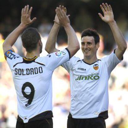 Celebrando un gol con Soldado en su etapa como valencianista, en 2012.