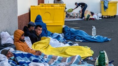 Migrantes acampan fuera del campo oficial “Canarias 50” tras negarse a admitir a 50 nuevos internos en sus carpas por miedo al Covid, el pasado día 27.