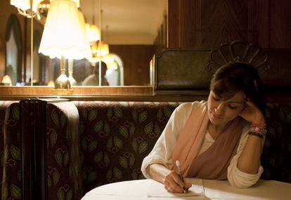 La escritora Carla Montero en la mesa de Sigmund Freud en el Caf&eacute; Landtmann, de Viena.